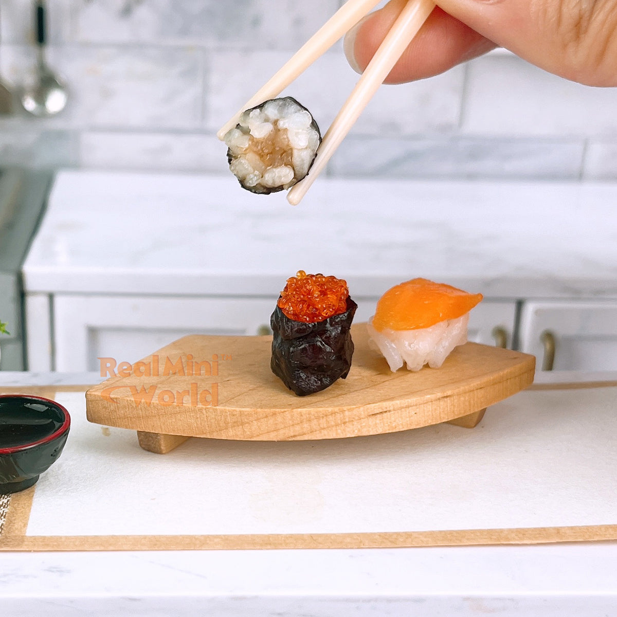 Miniatura de prato curvo de madeira para sushi (Geta) | Loja de mini  utensílios de cozinha japoneses – Real Mini World, image size:1200x1200